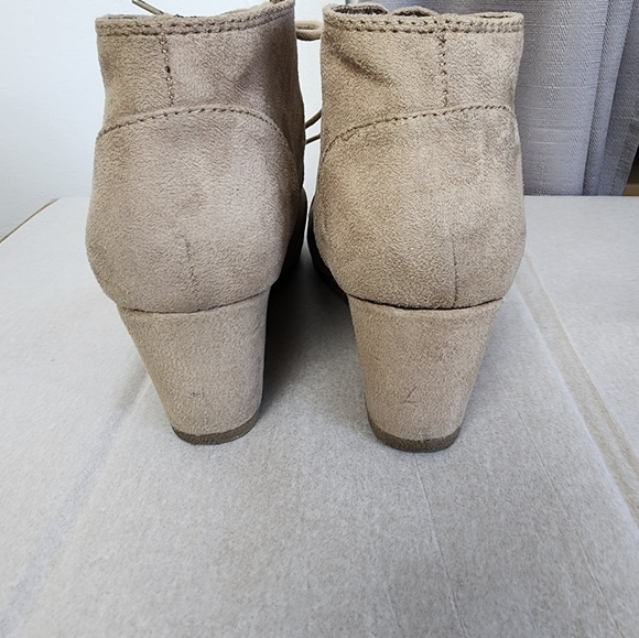 Cityclassified Tan Lace Up High Wedge Faux Suede Ankle Bootie Size 7 - Picture 2 of 5